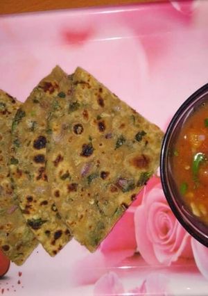 A picture of Onion fenugreek paratha with roasted tomato chutney (Healthy).