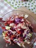 Paleta al ajillo con ensalada morada