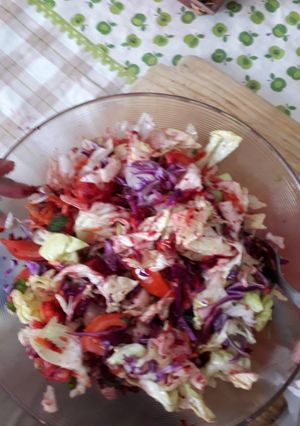 Una foto de Paleta al ajillo con ensalada morada