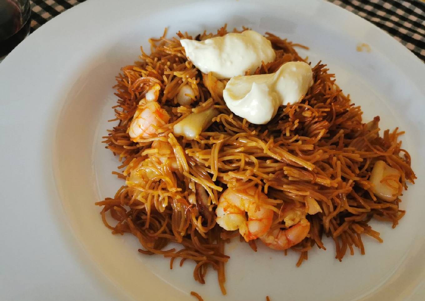 Fideuà amb calamar i gamba vermella