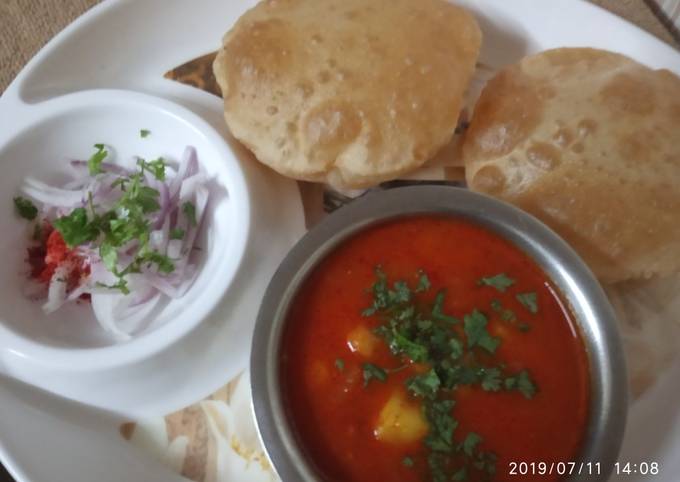Recipe: Perfect Aloo-tamatar ki khatti sabji with puri and onion salad