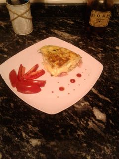 Una foto de Tortilla de papas rellena de jamón y queso mozzarella (NO ES TORTILLA ESPAÑOLA.)