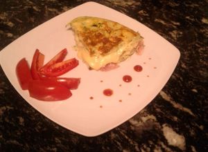 Una foto de Tortilla de papas rellena de jamón y queso mozzarella (NO ES TORTILLA ESPAÑOLA.)