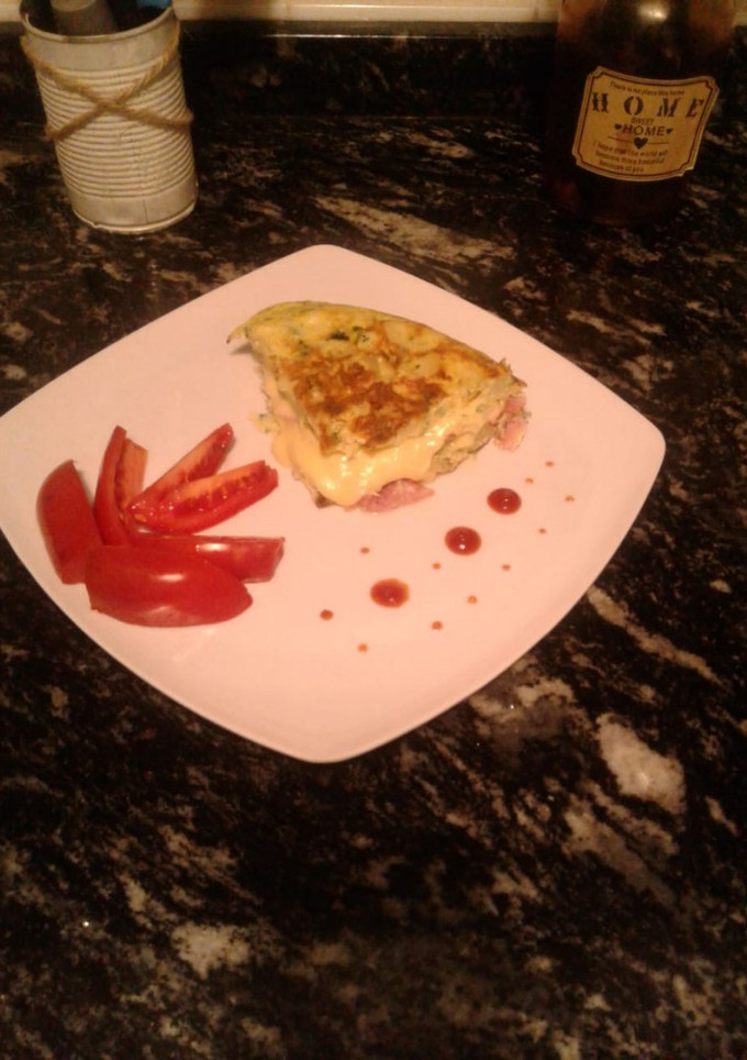 Una foto de Tortilla de papas rellena de jamón y queso mozzarella (NO ES TORTILLA ESPAÑOLA.)