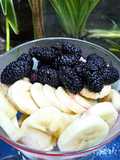 Salade de fruits 🥣 : banane 🍌 et mûre violette 🍇