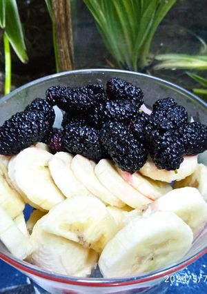 Une photo de Salade de fruits 🥣 : banane 🍌 et mûre violette 🍇
