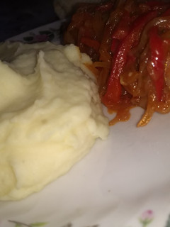 Una foto de Chorizo a la pomarola con puré