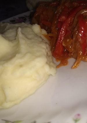 Una foto de Chorizo a la pomarola con puré