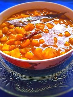 কাবলি চানা, দেশি ছোলা আলুর সহযোগে নিরামিষ ঘুগনি রেসিপির প্রধান ছবি