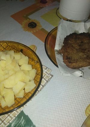 Una foto de Milanesas con papas hervidas