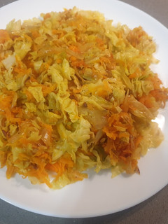 Una foto de Salteado de col,zanahoria y cebolla🥕🧅
