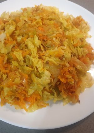 Una foto de Salteado de col,zanahoria y cebolla🥕🧅