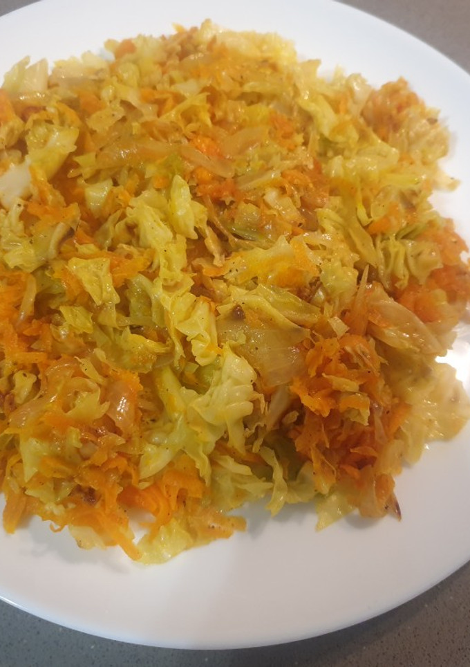 Una foto de Salteado de col,zanahoria y cebolla🥕🧅