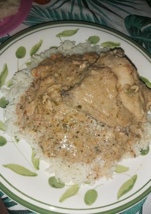 Una foto de Pollo a la olla con crema 😋