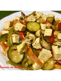 Una foto de Salteado de tofu con verduras y hongos - receta vegana