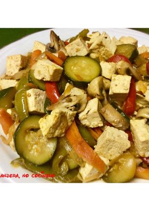 Una foto de Salteado de tofu con verduras y hongos - receta vegana