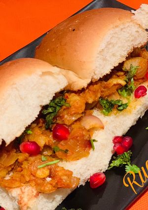A picture of Chatpata stuffed buns.