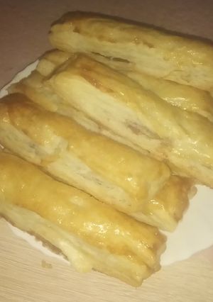 Zdjęcie przepisu Imprezowa przekąska z ciasta francuskiego.