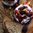 Zapiekany Camembert z gorącymi jeżynami w miodzie