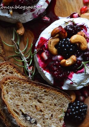 Zdjęcie przepisu Zapiekany Camembert z gorącymi jeżynami w miodzie.