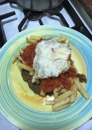 Una foto de Milanesa a caballo con salsa ranchera🦀