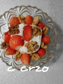 Una foto de Yogurt griego con fresas y nueces