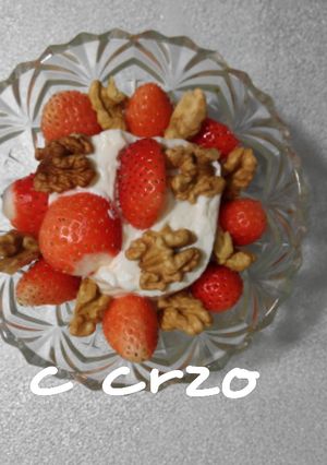 Foto principal de Yogurt griego con fresas y nueces