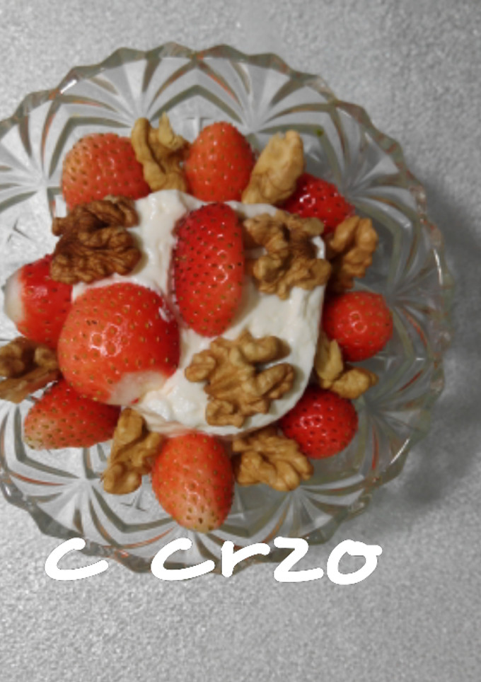 Una foto de Yogurt griego con fresas y nueces