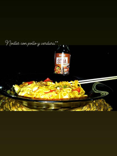 Una foto de Nodles con pollo y verdura