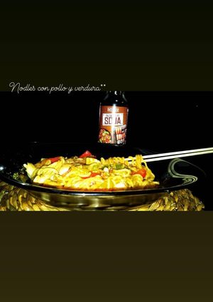 Una foto de Nodles con pollo y verdura