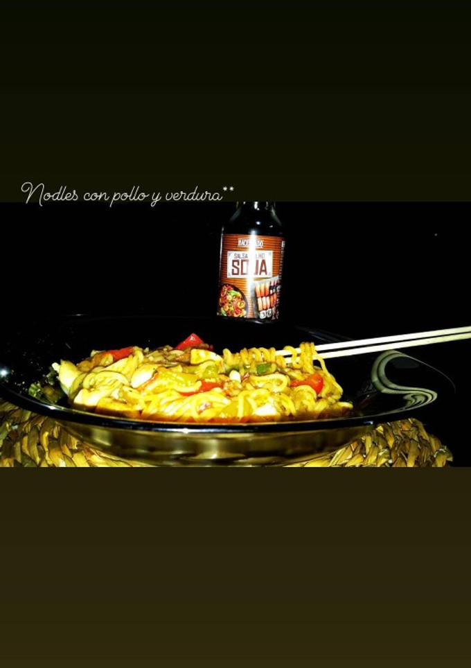 Una foto de Nodles con pollo y verdura
