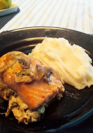 Una foto de Salmón relleno de camarones y champiñones
