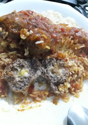 Una foto de Albóndigas con salsa y arroz