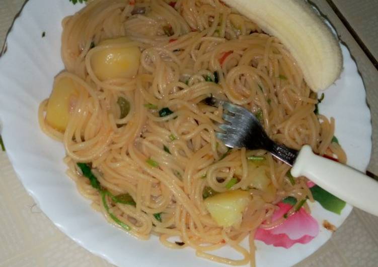 Fresh spaghetti with banana