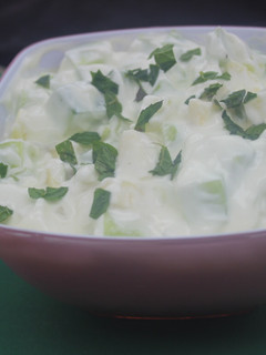 Una foto de Ensalada de pepino, manzana y yogurt griego