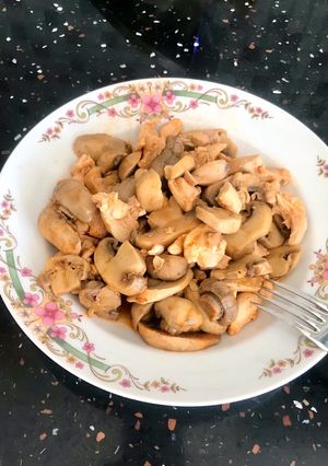 Hình của món Gà xào nấm.