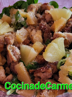 Una foto de Ensalada agridulce de pollo con canónigos