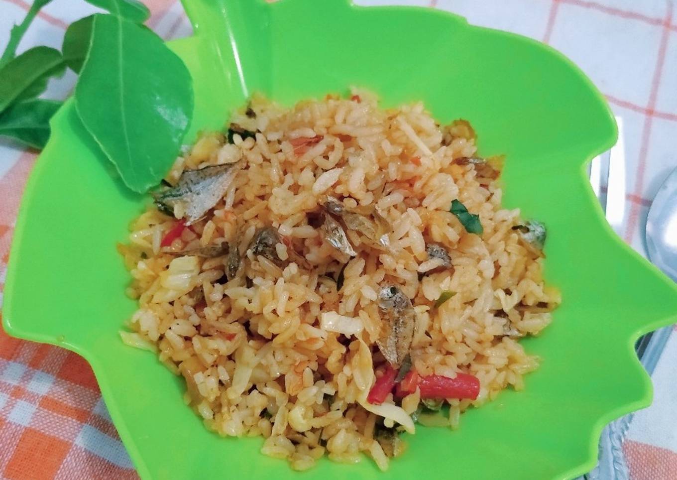 Nasi goreng dengan ikan teri dan daun jeruk