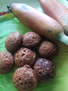 செவ்வாழை பழ கருப்பட்டி குழி பணியாரம் செய்முறை முக்கிய புகைப்படம்