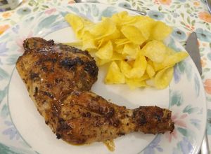 Una foto de Muslos de pollo al horno con limón, tamari y vino blanco