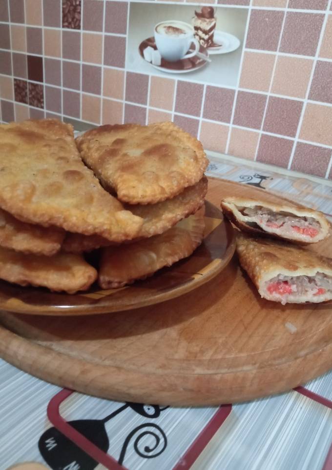 Чебуреки з помідорами