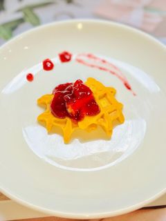 Hình của món Bánh waffle cà rốt sốt dâu.