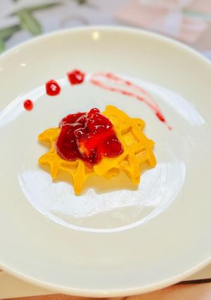 Hình của món Bánh waffle cà rốt sốt dâu.
