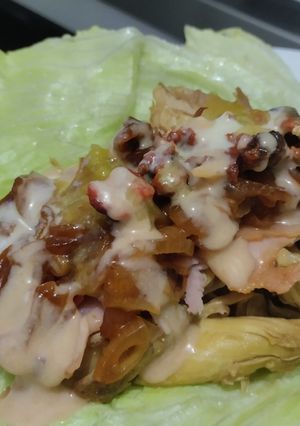 Una foto de Wrap🌮de lechuga🥙de pollo, jamón🌯y cebolla caramelizada🥬🧅🍗🥓🍯🥙