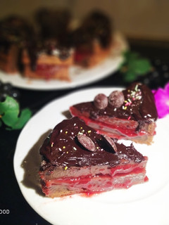 Una foto de Tarta Glaseada de Chocolate con Mermelada para San Valentín