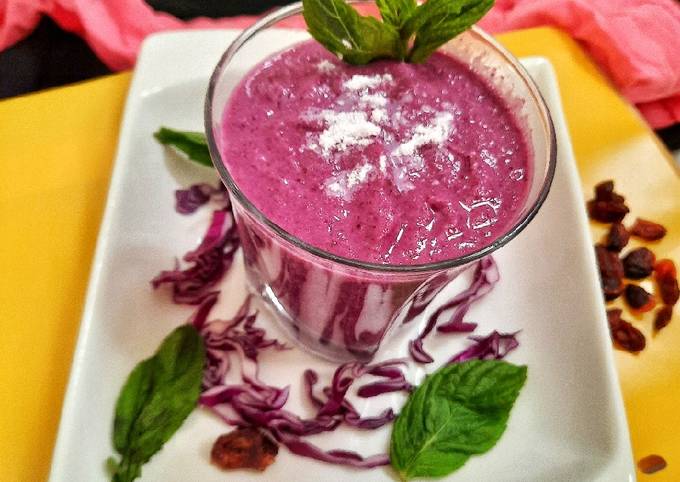 Purple cabbage and berry smoothie