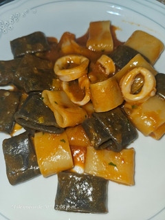Una foto de Calamarata en salsa de calamares