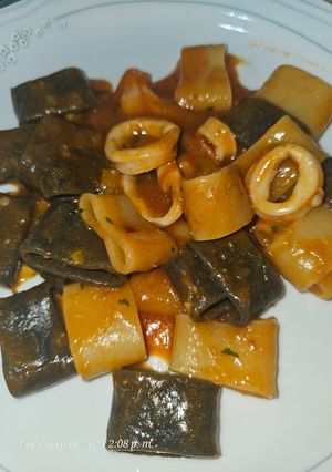 Una foto de Calamarata en salsa de calamares