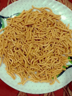 बेसन सेव(Besan sev recipe in Hindi) रेसिपी मुख्य फोटो