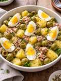 Ensalada: patata, huevo, atún, queso y olivas